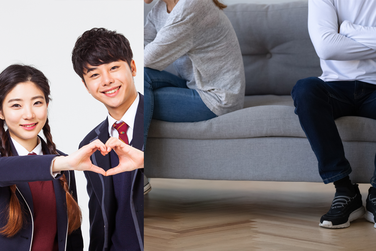 兩對情侶，穿著韓國制服的並做出愛心手勢，另一對坐在沙發上看起來不開心