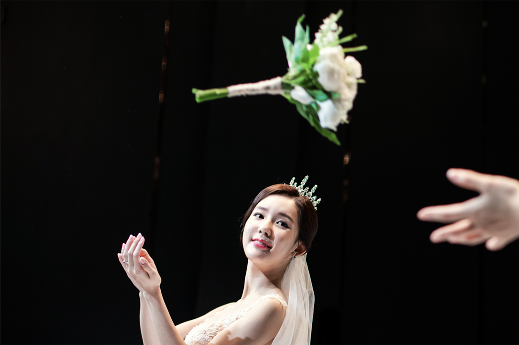 婚禮現場，在新娘投擲手捧花瞬間的抓拍