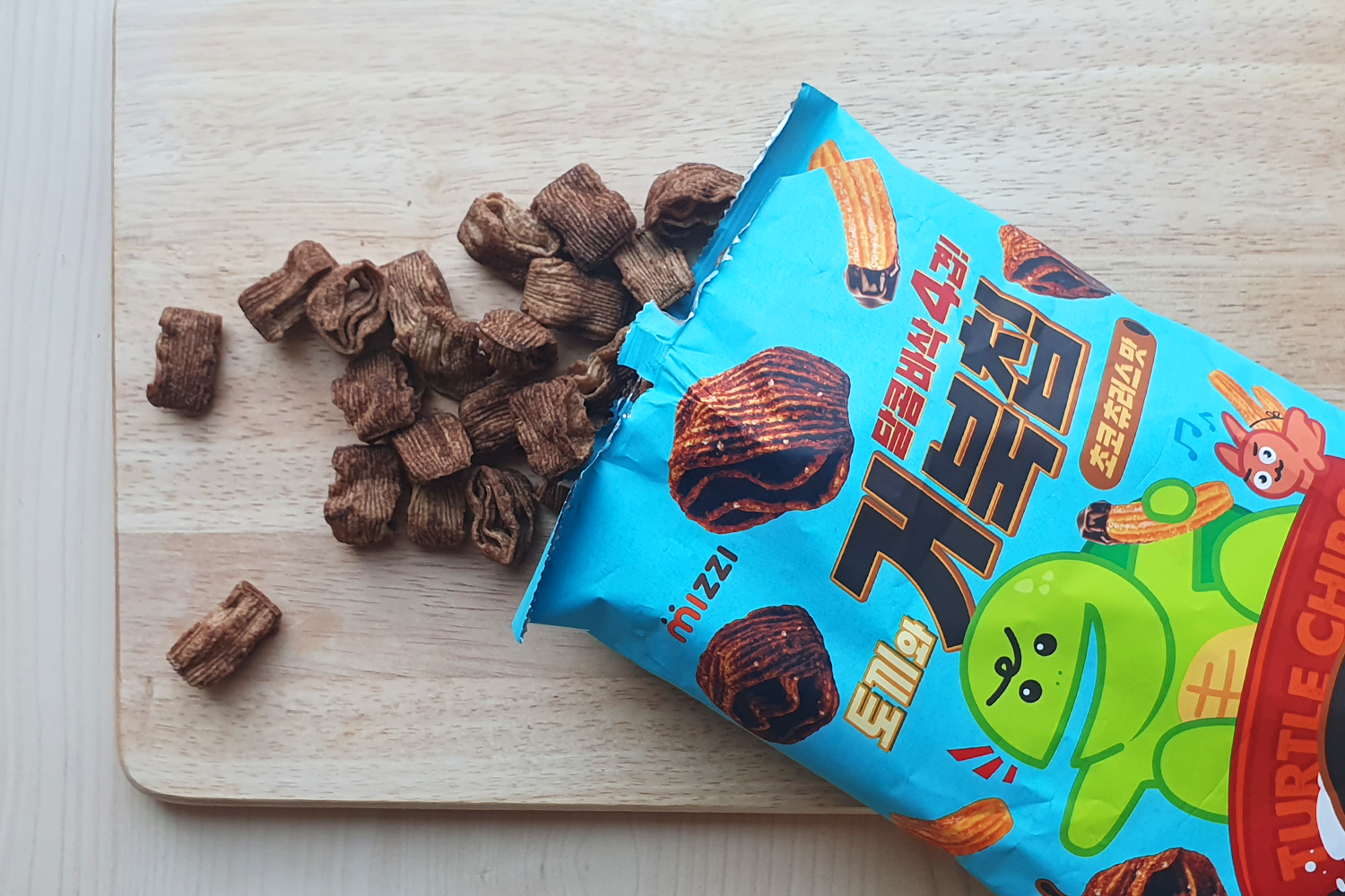 món mới ở cửa hàng tiện lợi gs hàn quốc Chips Thỏ và rùa vị churros socola 토끼와 거북칩 초코츄러스맛