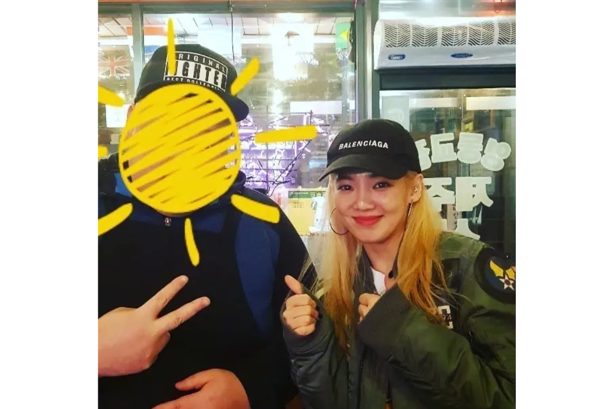 永東橋家的燒肉店中，簽名牆上展示著多位明星的簽名