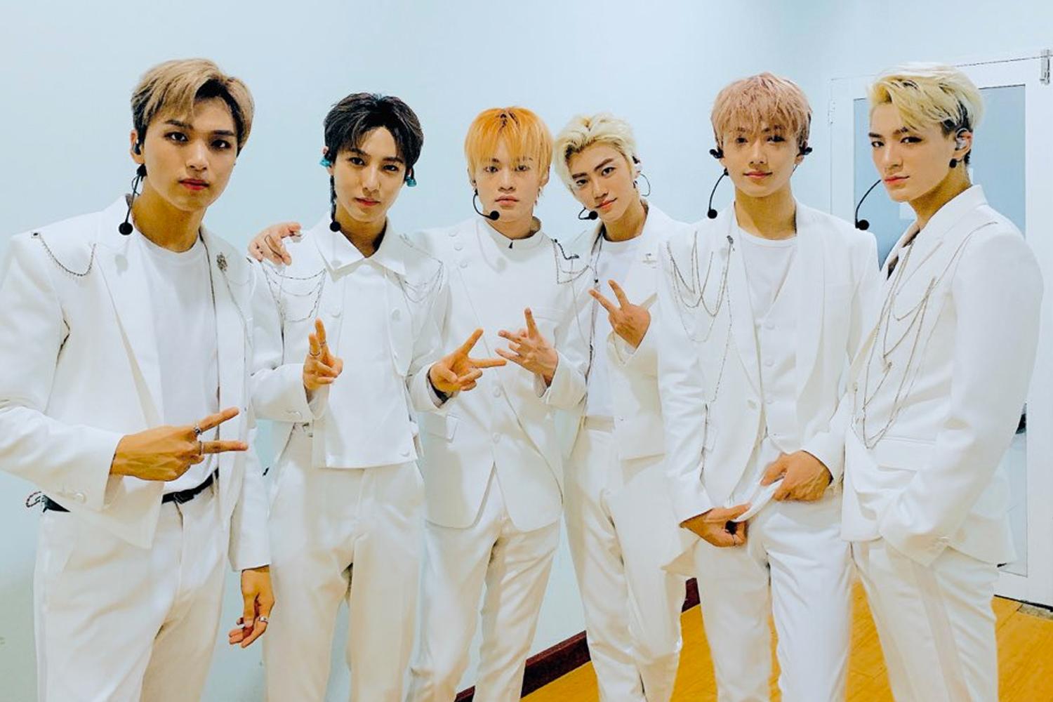 วง NCT DREAM กับชุดสูทสีขาวในห้องพักหลังเวที