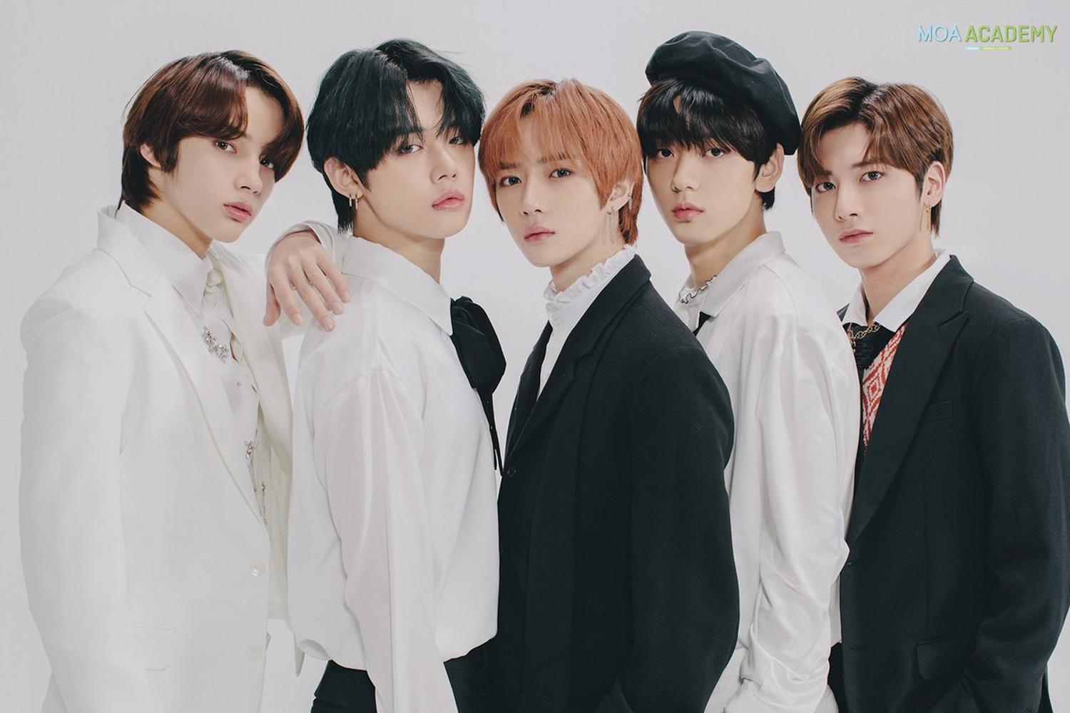 สมาชิกวง TXT โพสต์ท่าร่วมกันในเสื้อสูทสีดำและขาว หมวกและแฟชั่นที่โดดเด่น