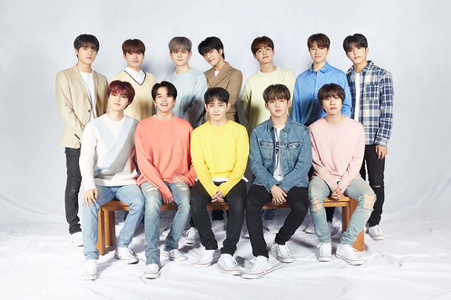 วง TREASURE พร้อมใส่เสื้อกันหนาวสีหลากสีบนพื้นหลังสว่างในสตูดิโอ