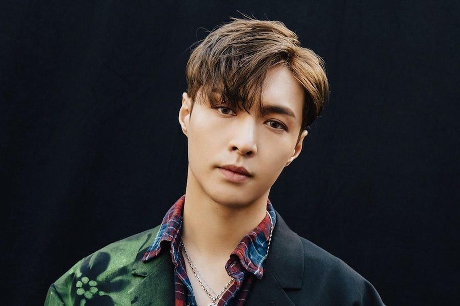 เลย์จากวง EXO ในชุดแจ็คเก็ตสีดำและเสื้อเชิ้ตลายสก็อต