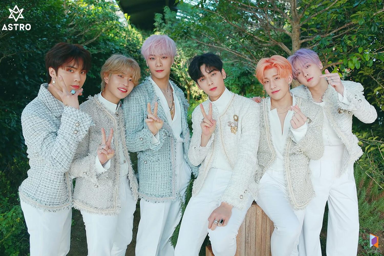 วง ASTRO ถ่ายภาพหมู่ในสวนขณะที่สวมชุดลายทวีตสีขาวเหมือนบรรยากาศเหมือนเทพนิยาย