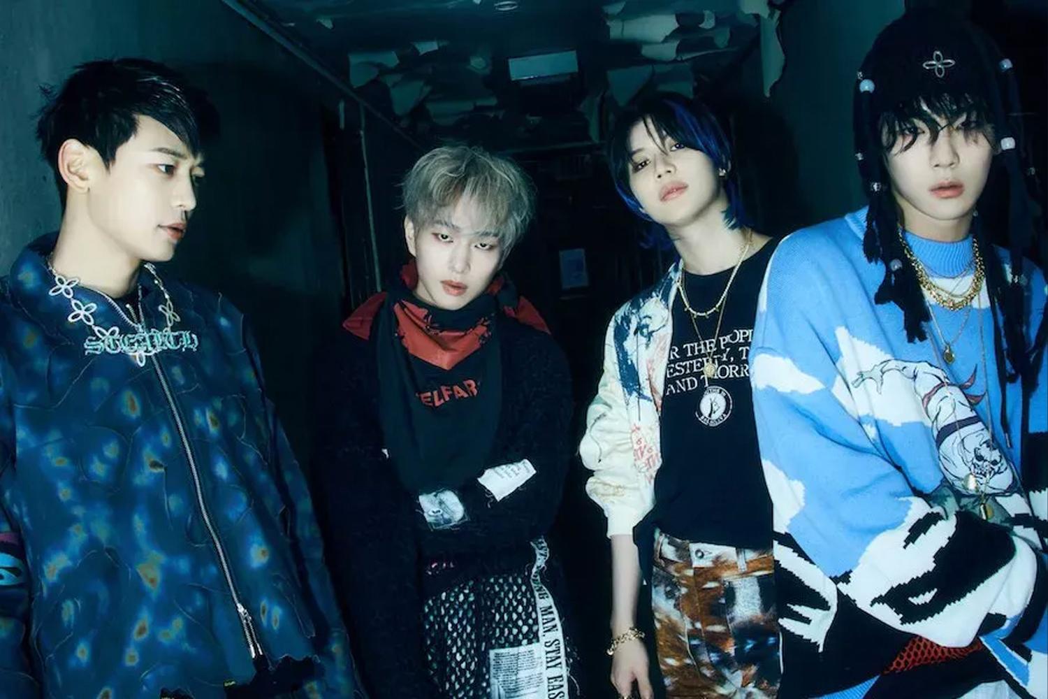 สมาชิกวง SHINEE ในชุดแฟชั่นบนทางเดินในสไตล์เท่ห์