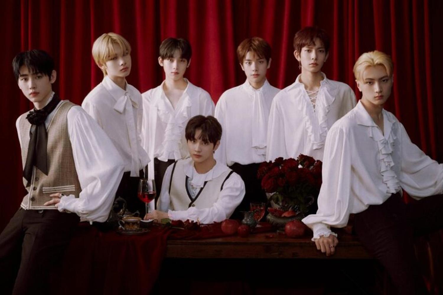 วง ENHYPEN สวมชุดสีขาวลายฟุ้งหลังพื้นป่า พร้อมเครื่องดื่มในบรรยากาศโรแมนติก