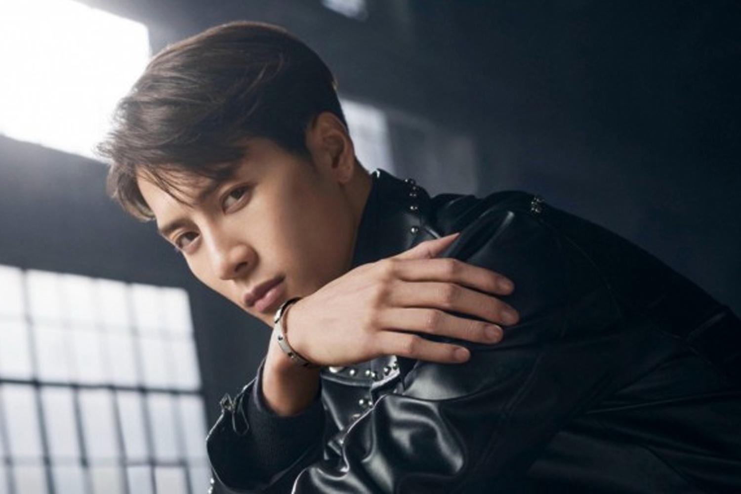 แจ็คสันจากวง GOT7 สวมเสื้อแจ็คเก็ตหนังสีน้ำตาลในบรรยากาศมืด ๆ ควันขาว