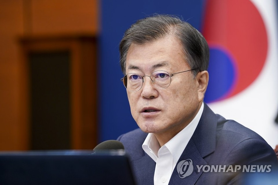 文在寅在新闻发布会上沉思，象征执政党在地方选举中的失败面临更大的责任。