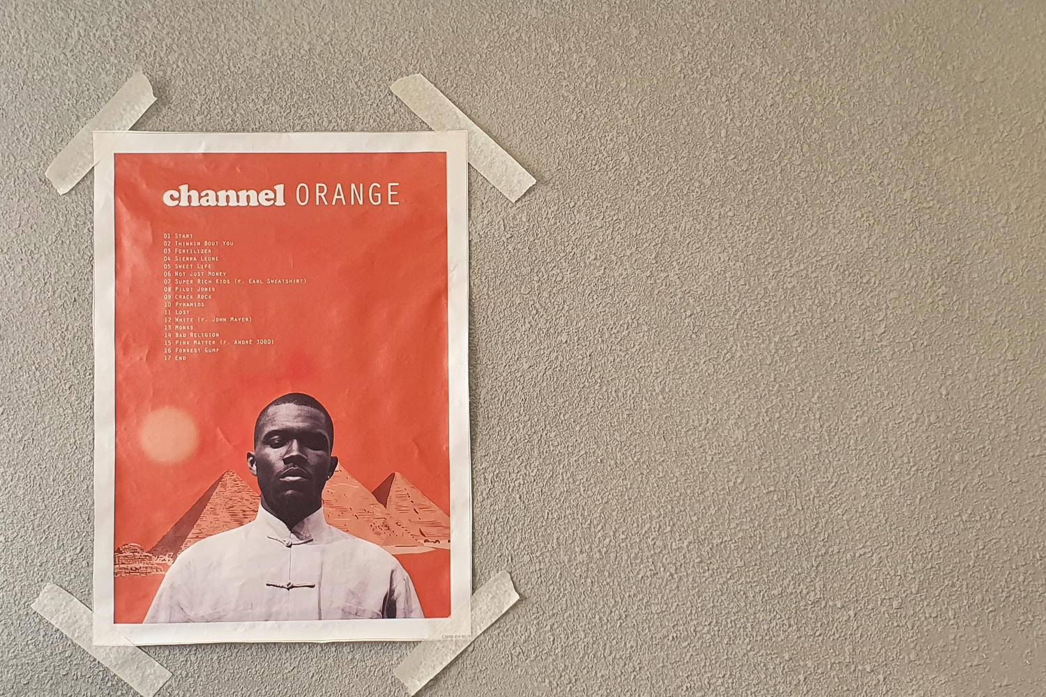 有橙色海報和簡約設計的Arkofbrothers咖啡廳內部環境，營造舒適的氛圍。