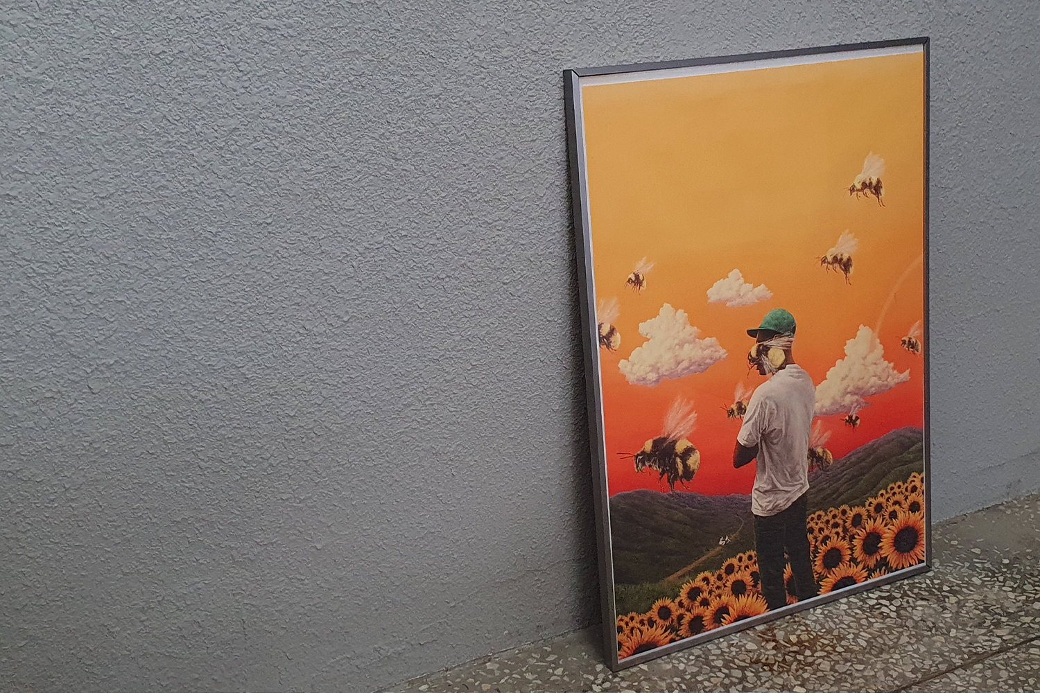 Arkofbrothers咖啡廳內，擺放著橙色點綴的設計元素，增添活力與色彩感。