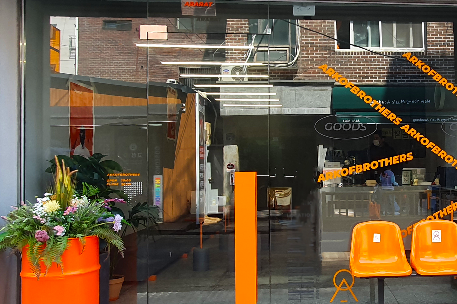 位於首爾永登浦區的Arkofbrothers咖啡廳，外觀充滿橙色的街頭藝術風格，吸引年輕顧客的眼球。