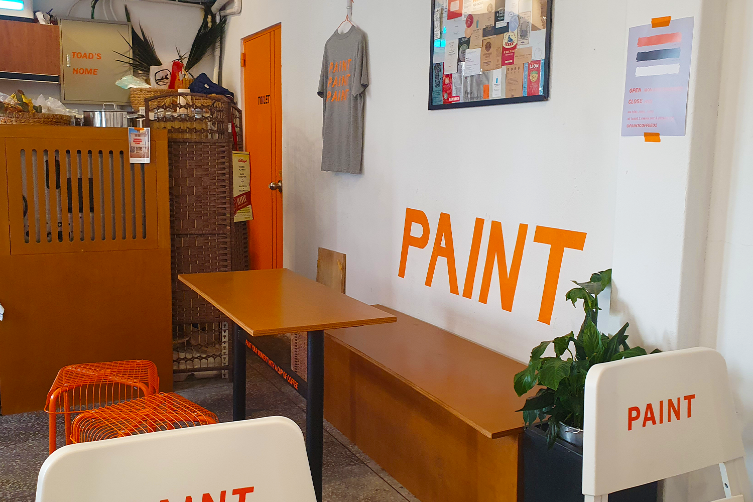 Paint Coffee內部，展示落地窗外的美麗風景，增添陽光温暖的氛圍。