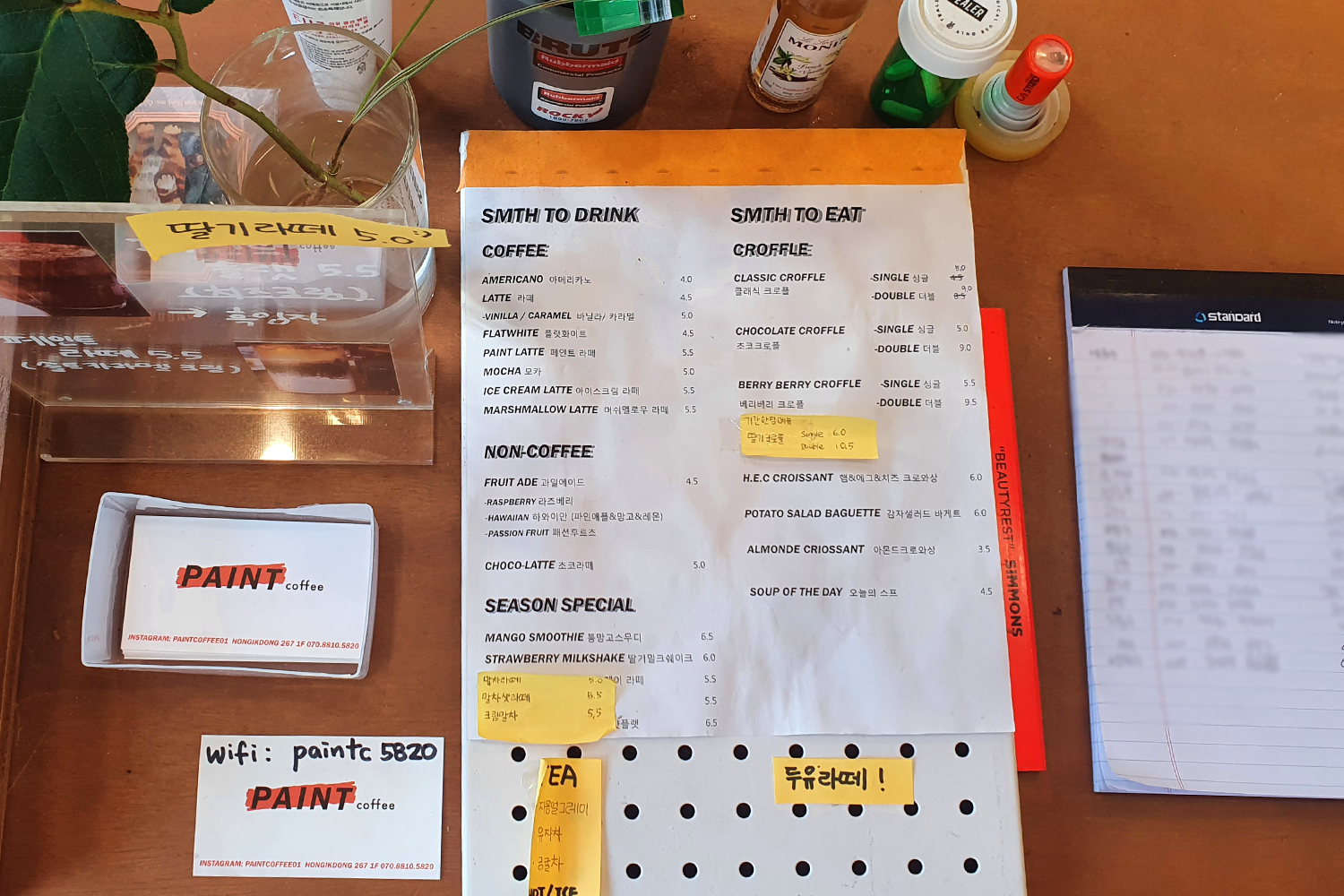 Paint Coffee的品牌產品櫥窗展示，展現創意與咖啡文化。