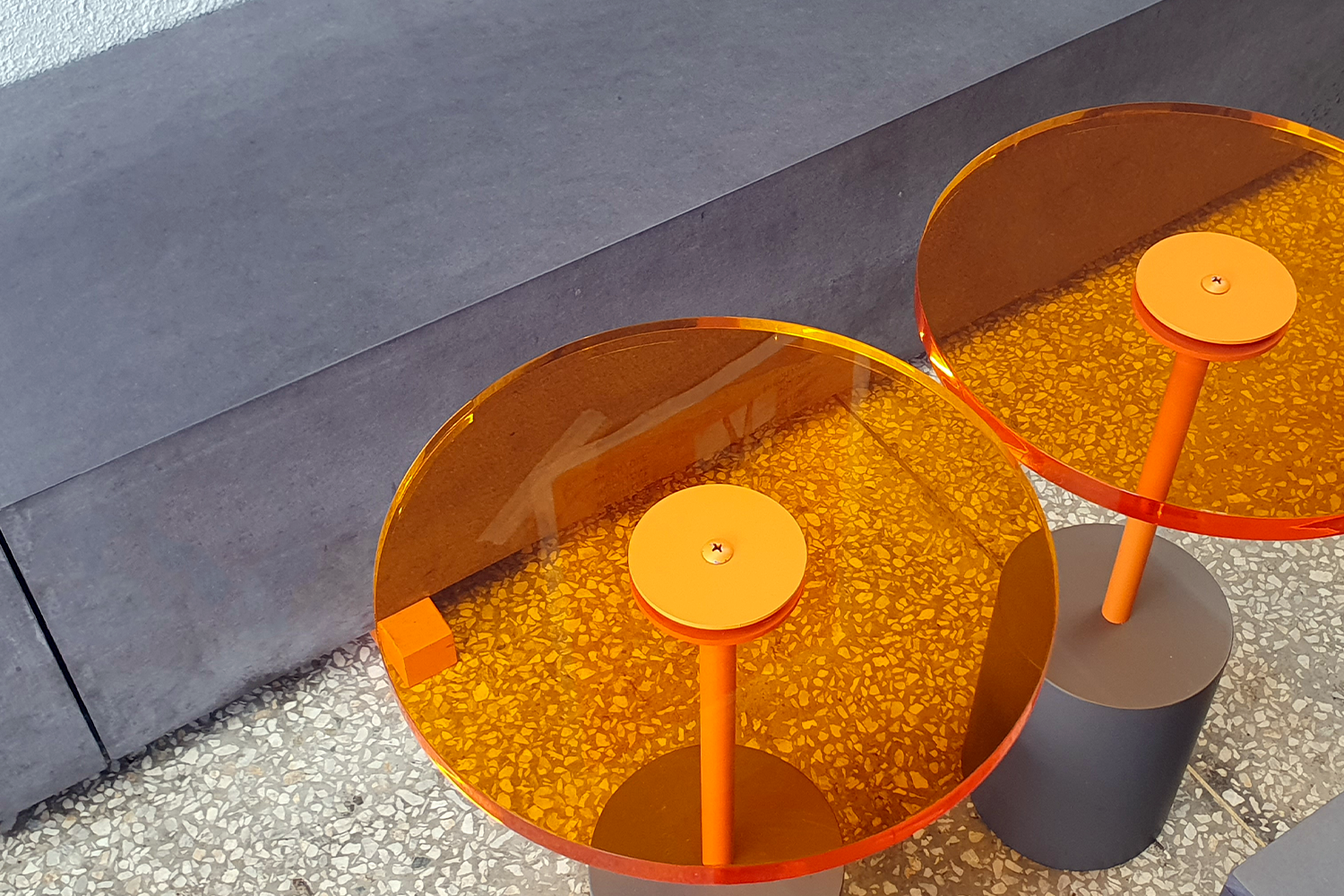 店內設計以橙色海報為主題，展示創意裝飾，為Arkofbrothers咖啡廳增添了藝術感。