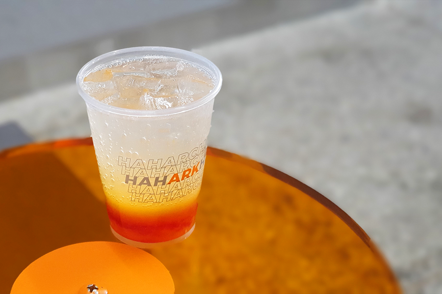 盛載特製飲料的杯子，Arkofbrothers咖啡廳杯壁上刻有特色標誌。展示創意飲品。