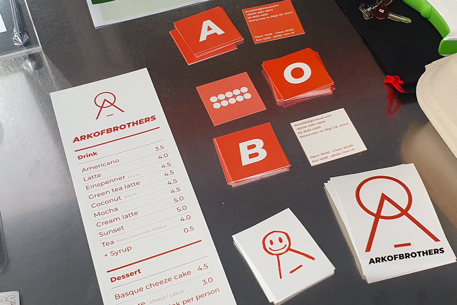 在Arkofbrothers咖啡廳內，展示的橙色與灰色搭配的設計元素，增添空間魅力。