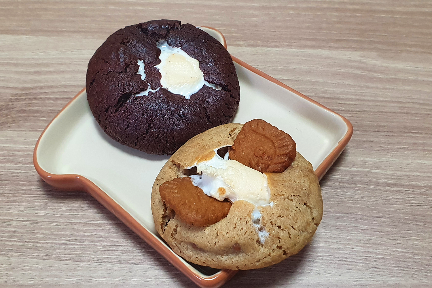 透過透明杯子，觀察橙色主題飲品的質感與層次，Arkofbrothers咖啡廳創意呈現。