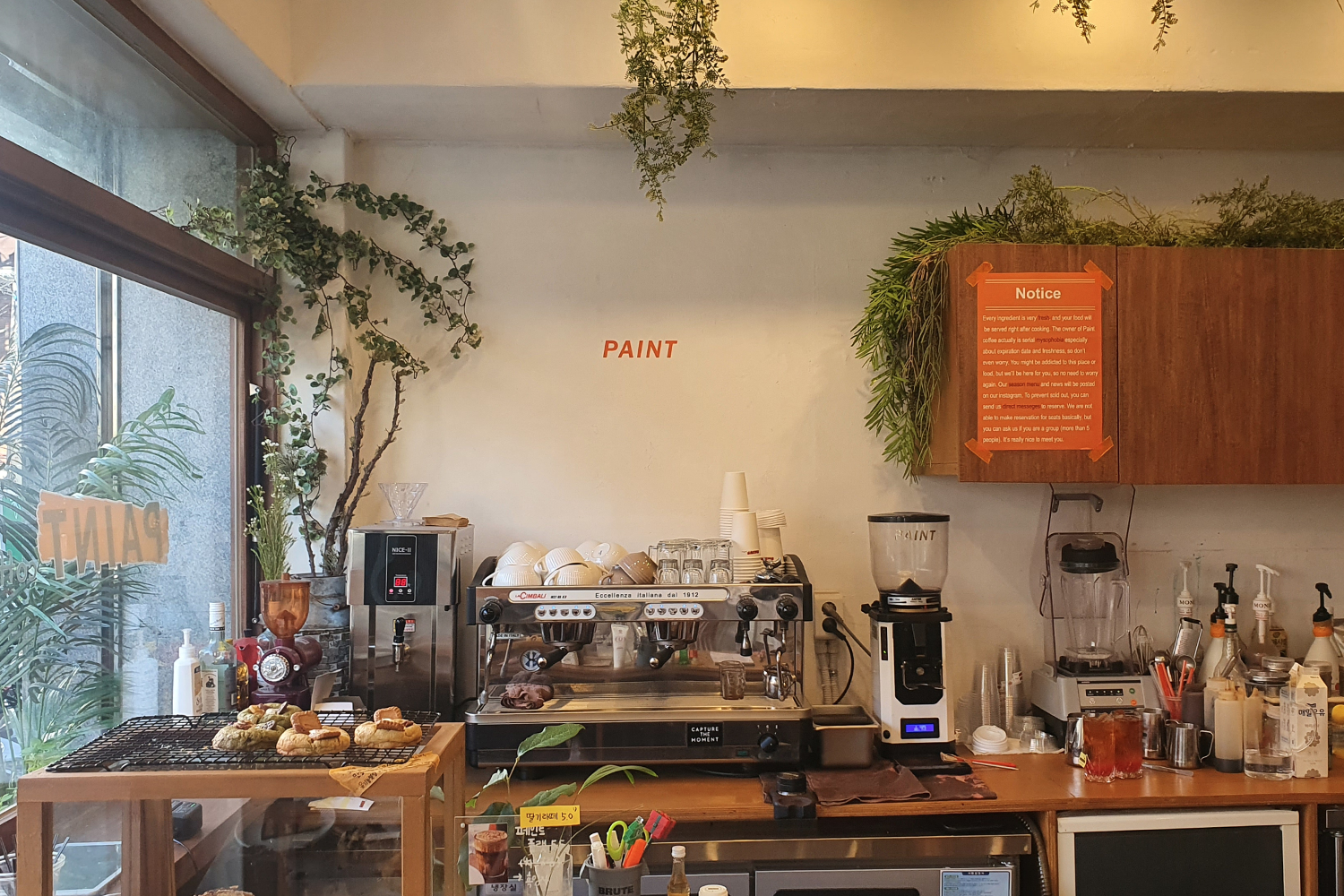 Paint Coffee室內展示細節， 橙色座椅及裝飾前面，帶來温馨舒適的空間。