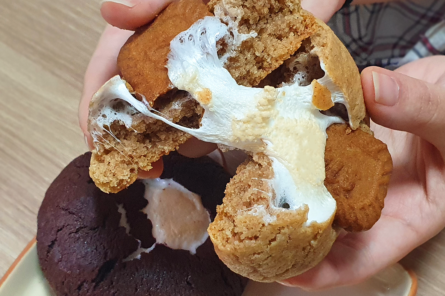 Arkofbrothers咖啡廳內的甜點展示，手工製作的美味曲奇和餅乾。