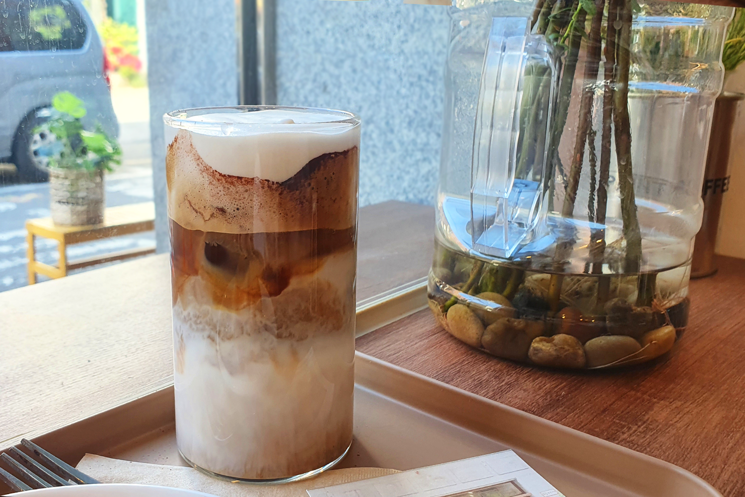 Paint Coffee內，完美融合了現代設計和橙色元素，展示咖啡廳活力。