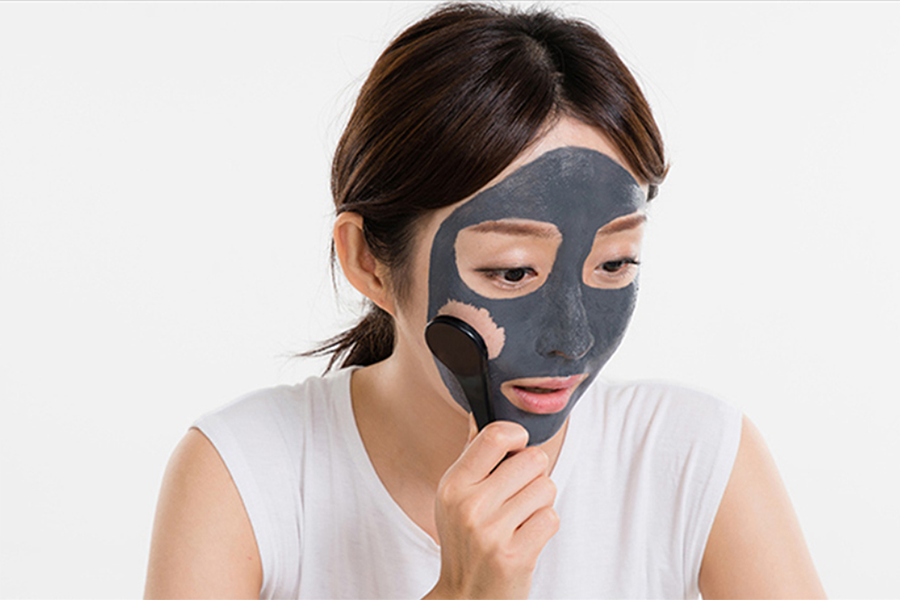 用於美容的磁鐵面膜產品，展示了其獨特的包裝設計，強調面膜的新奇功能。