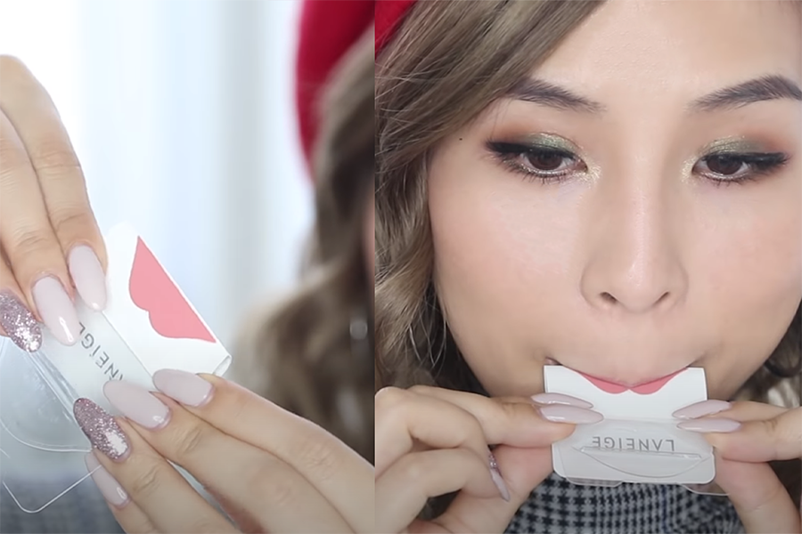 使用蘭芝唇卡為唇部輕鬆上色，展示了產品的使用方式。