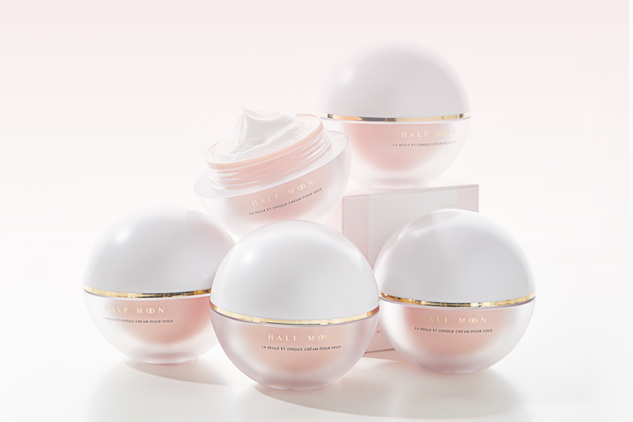半月品牌肉毒桿菌面霜擺在一起，其圓形包裝設計顯得高端大氣，用於皮膚彈性改善。