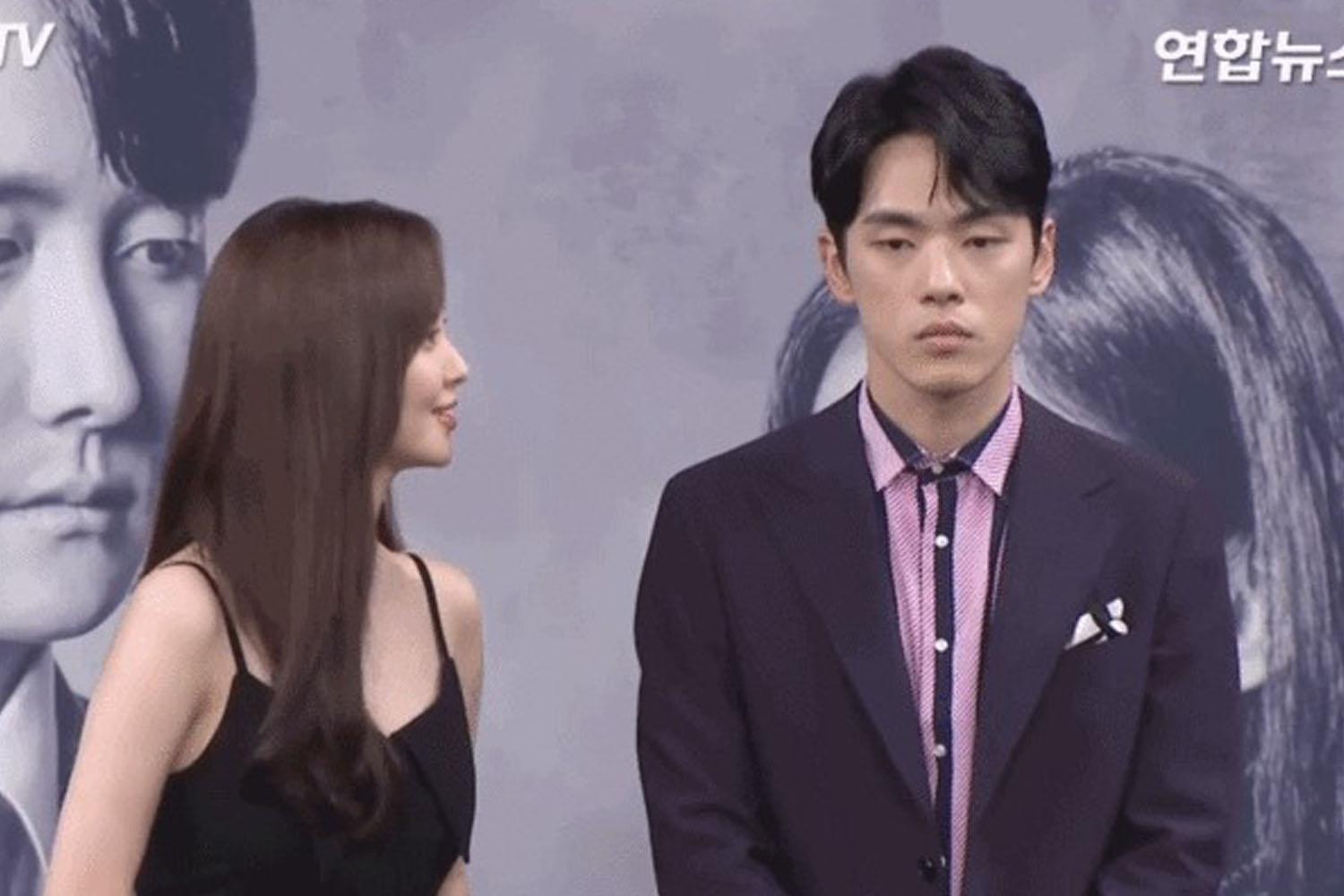 รูปภาพของงานแถลงข่าวละครเรื่อง 'Time' ปี 2018 ซึ่งเป็นประเด็นวิจารณ์ในออนไลน์เกาหลี โดยเฉพาะพฤติกรรมที่ไม่เหมาะสมระหว่างนักแสดงนำชายกับนักแสดงนำหญิงที่ได้รับการวิจารณ์อย่างหนัก