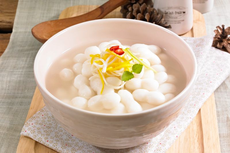 โจแรงอีต๊อกกุก (조랭이떡국)