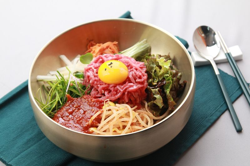 ยุกฮเว บิบิมบับ (육회비빔밥)