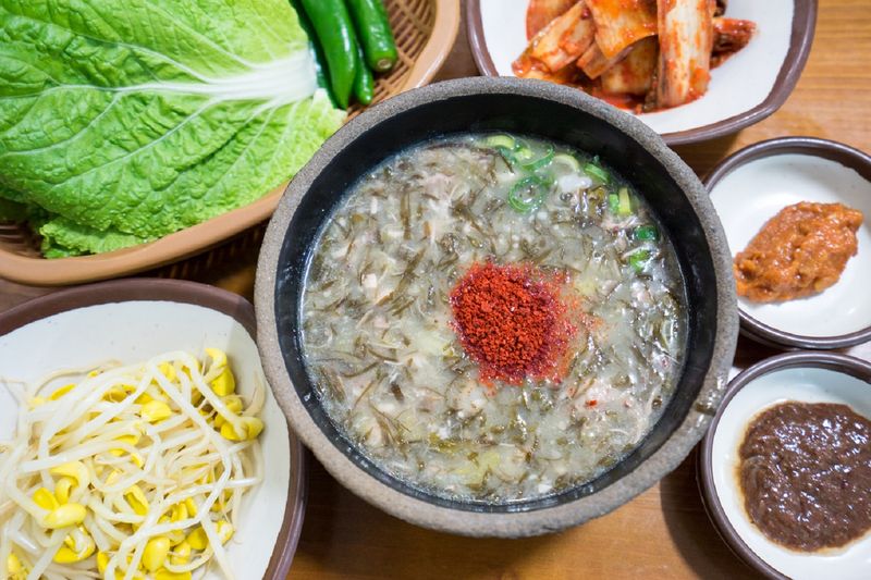 มมกุก (몸국)
