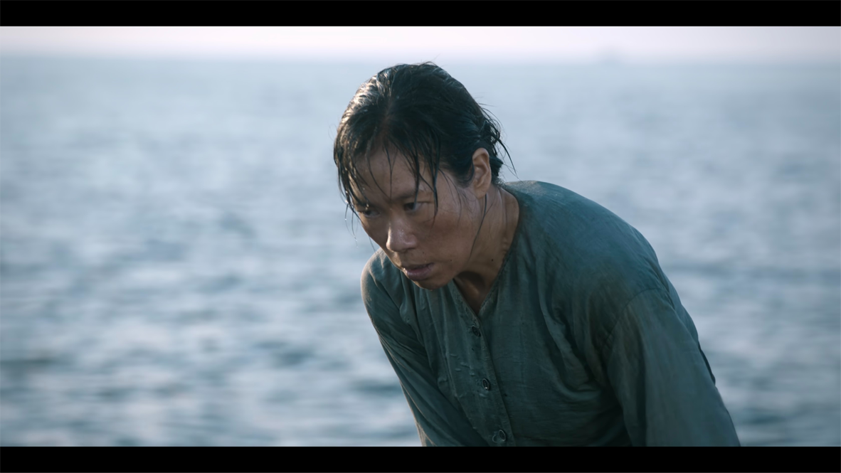 韓國海女在海岸準備捕撈的場景，顯示海女的辛苦工作環境。