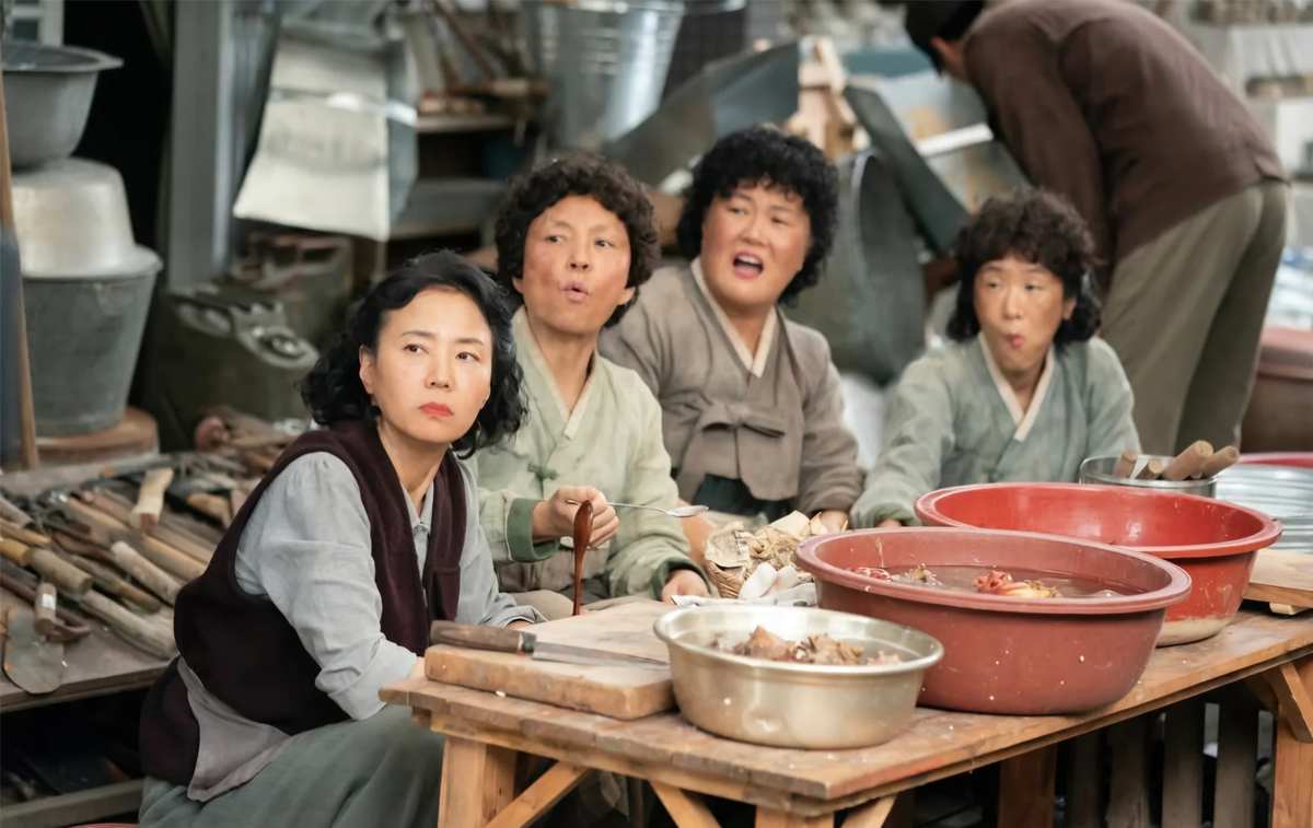 海女在岸上休息並展示捕獲物的情形，海女的工作日常快照。