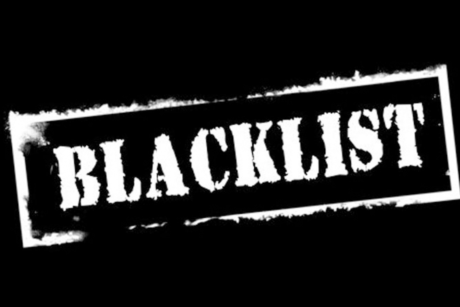 Imagen de la palabra 'BLACKLIST' en blanco y negro, simbolizando acciones empresariales controvertidas como la creación de listas negras de empleados.