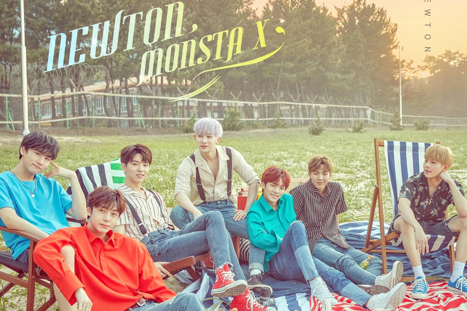 สมาชิก MONSTA X นั่งพักกันในพื้นที่กลางแจ้งแบบสบาย ๆ ในภาพโปสเตอร์เพลง NEWTON
