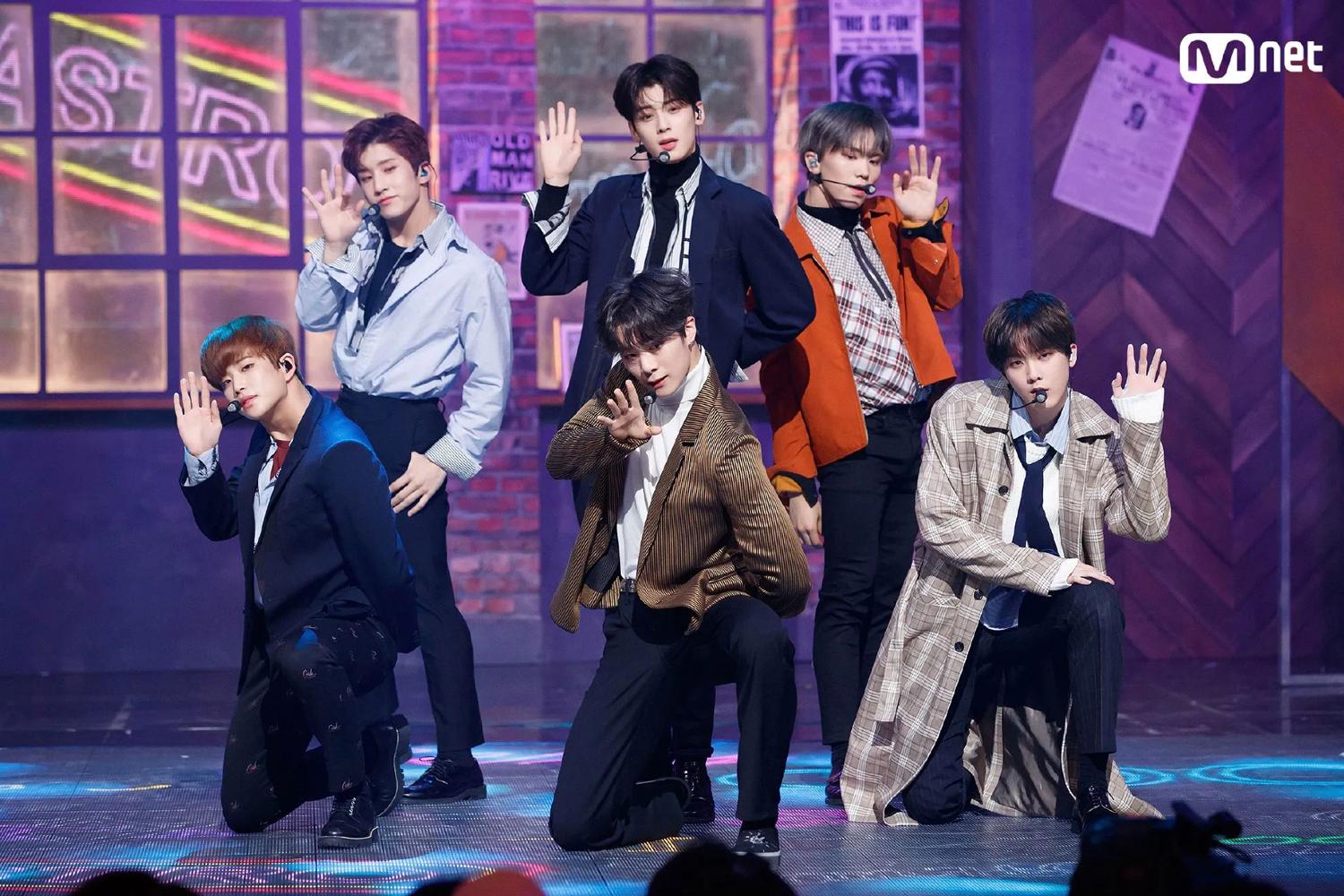 ASTRO โชว์การแสดงสดในชุดสูทสุดเท่บนเวทีเพลง Crazy Sexy Cool พร้อมท่าทางที่สนุกสนานและสดใส