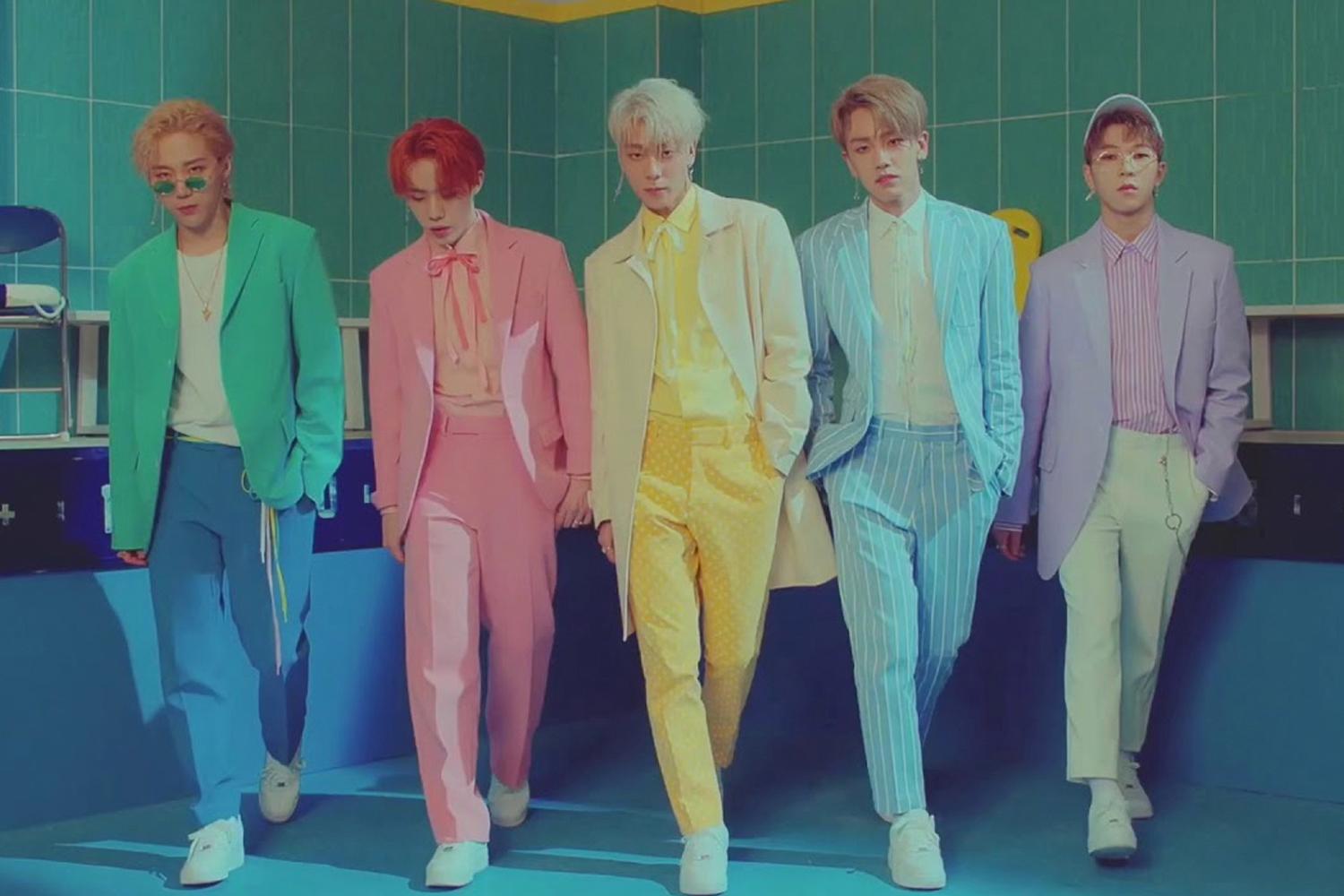 สมาชิกบอยแบนด์ 1TEAM กับชุดสูทสีสันสดใสในภาพโปรโมทเพลง VIBE