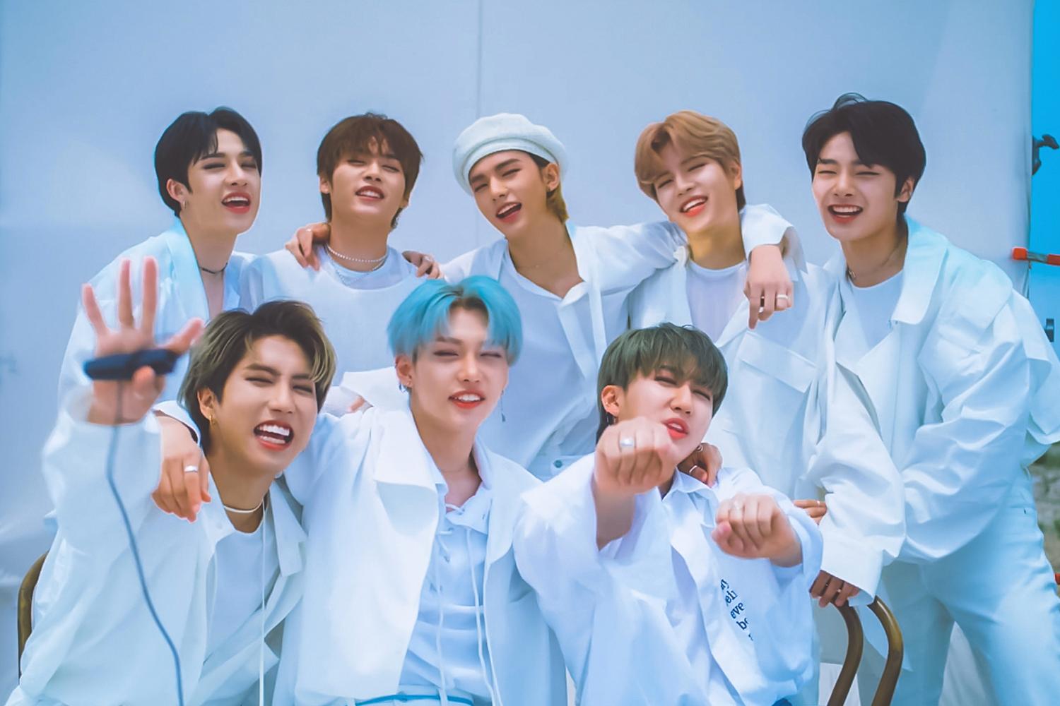 Stray Kids กับสไตล์แฟชั่นที่หลากหลาย กำลังเพลิดเพลินแชทในห้องพร้อมภาพโปรโมทเพลง Blueprint