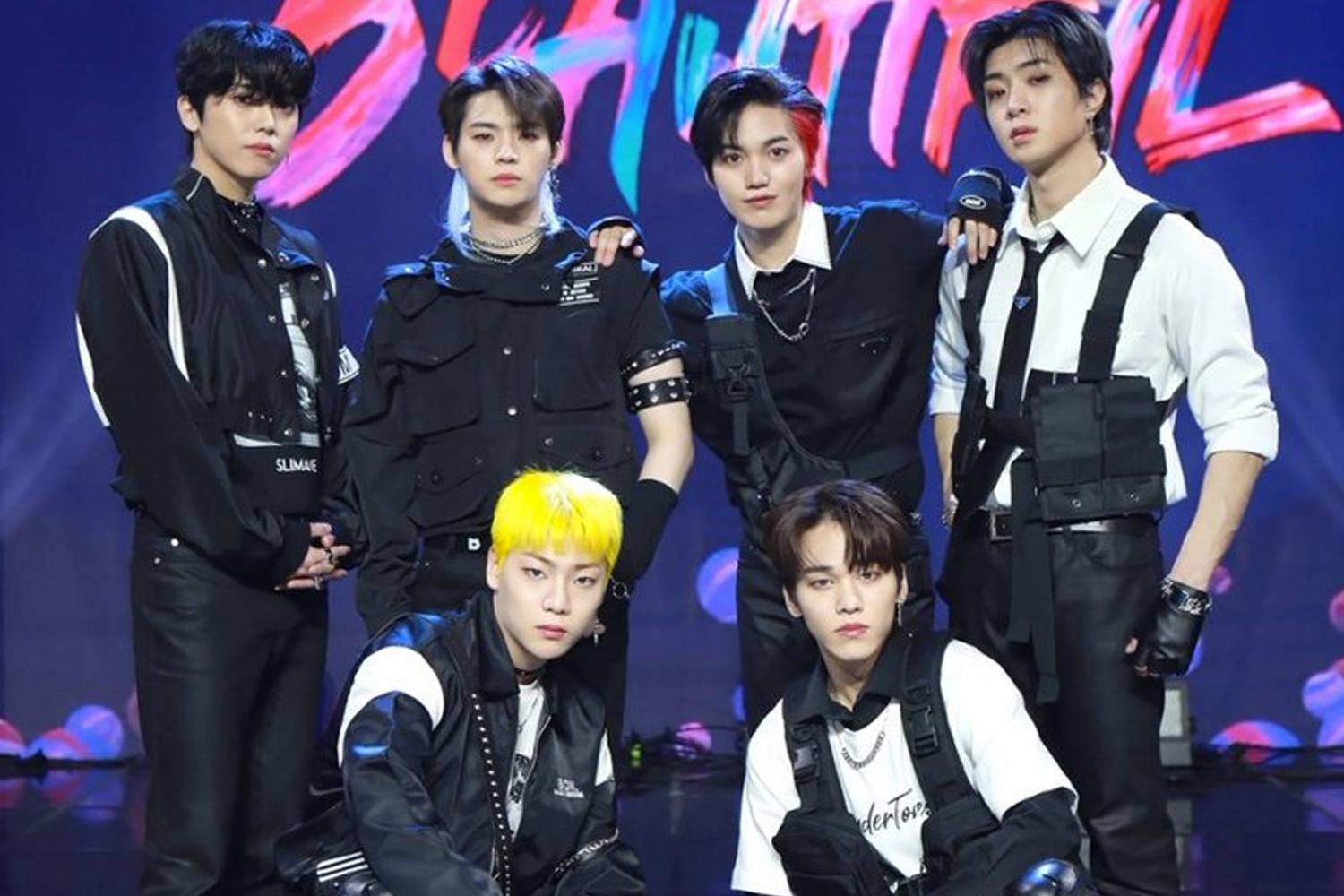 ONF อยู่ในสตูดิโอและชุดแฟชั่นสวยงามในภาพโปสเตอร์เพลง Beautiful Beautiful