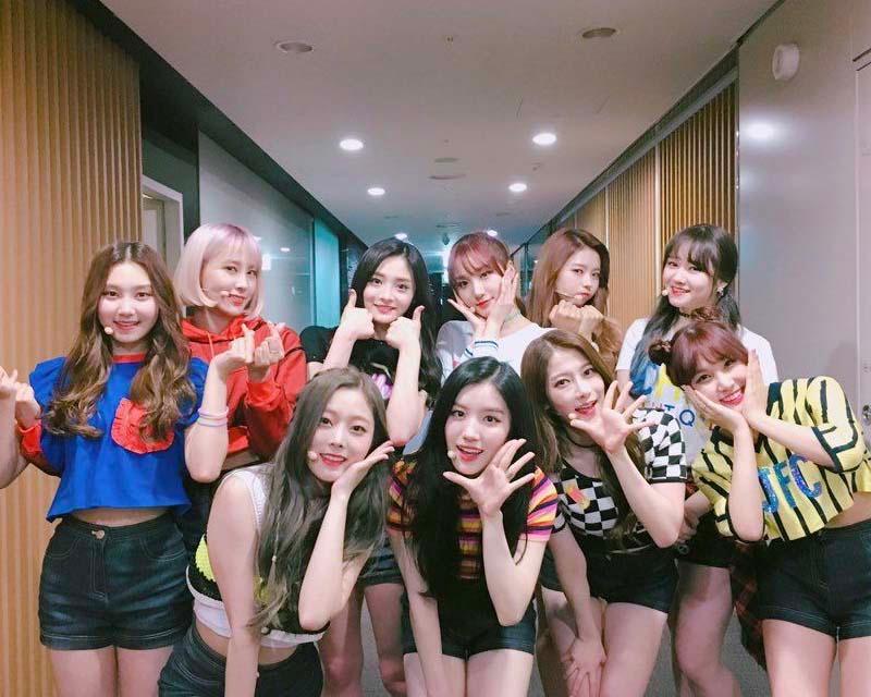 ภาพกลุ่มไอดอล PRISTIN ในชุดลำลองไฟเนื้อ ชุดที่มีสีสันสดใสและการจัดเรียงการยืนแบบไม่เป็นทางการ