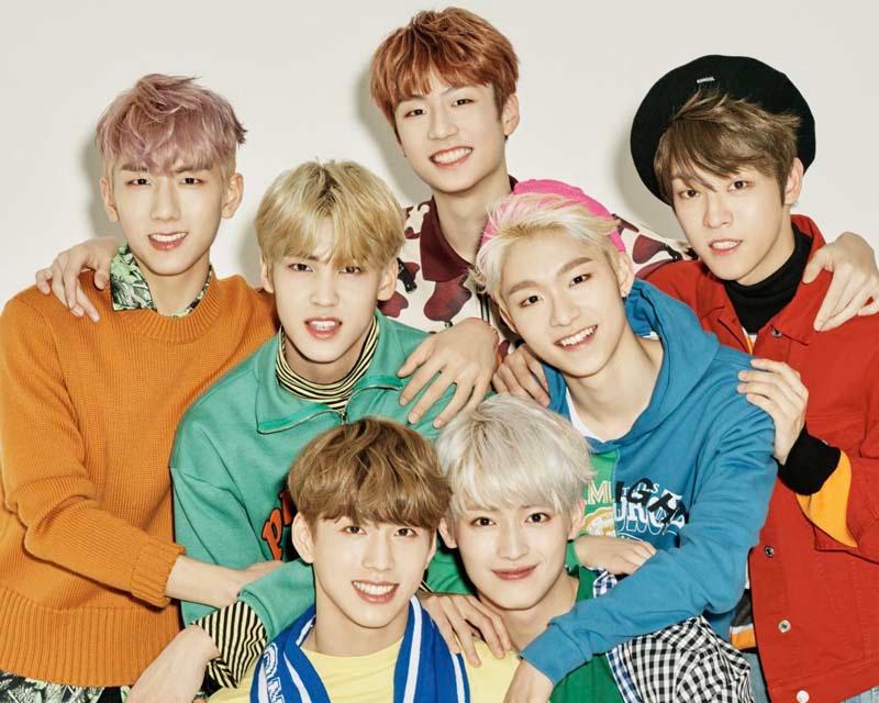 รูปภาพของกลุ่มไอดอล Myteen ที่ใส่เสื้อผ้าหลากสีและยืนโพสท่าส่วนตัวเลือกอย่างกระฉับกระเฉง ขณะถ่ายภาพร่วมกันในสตูดิโอ