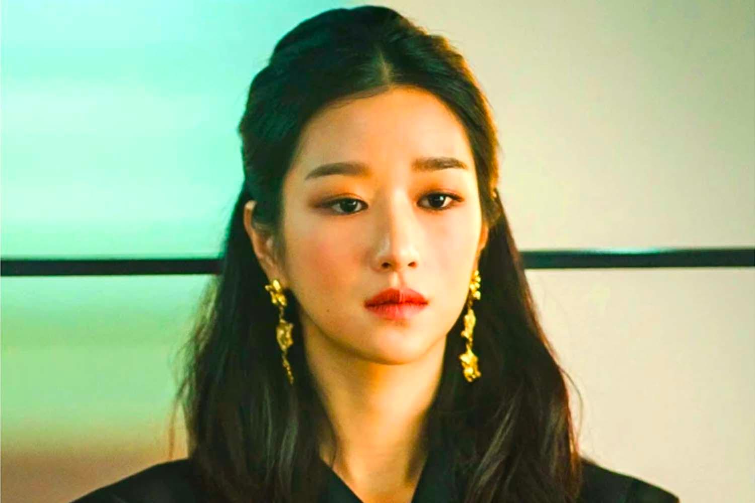 นักแสดงหญิงสวมใส่เสื้อแจ็คเก็ตสีดำ ท่ามกลางบรรยากาศที่ดูจริงจัง