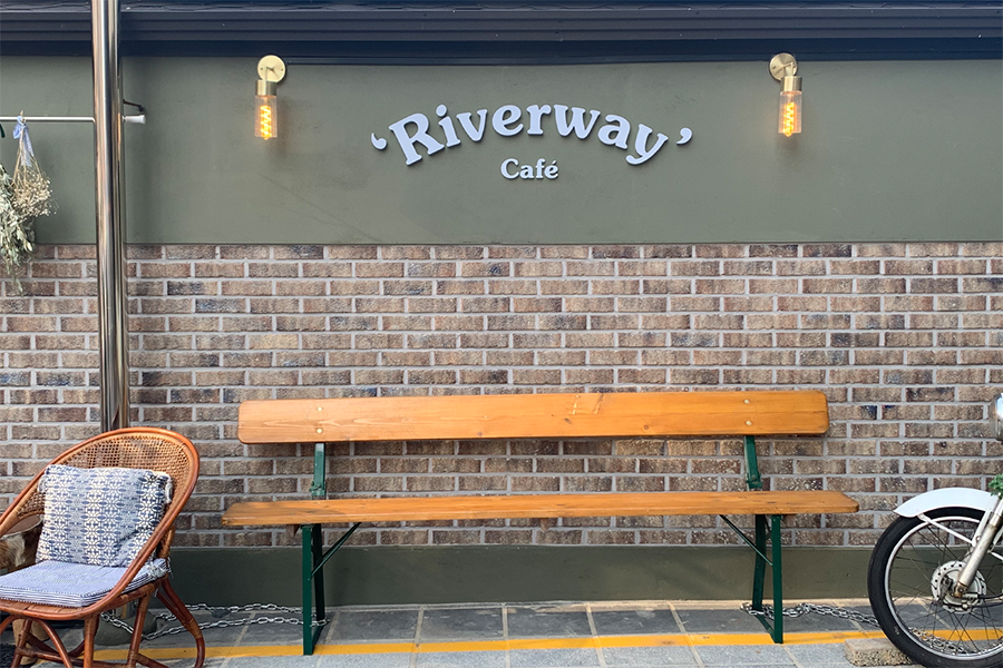 令人垂涎的Riverway咖啡厅抹茶拿铁，牛奶泡沫丰盈细腻。