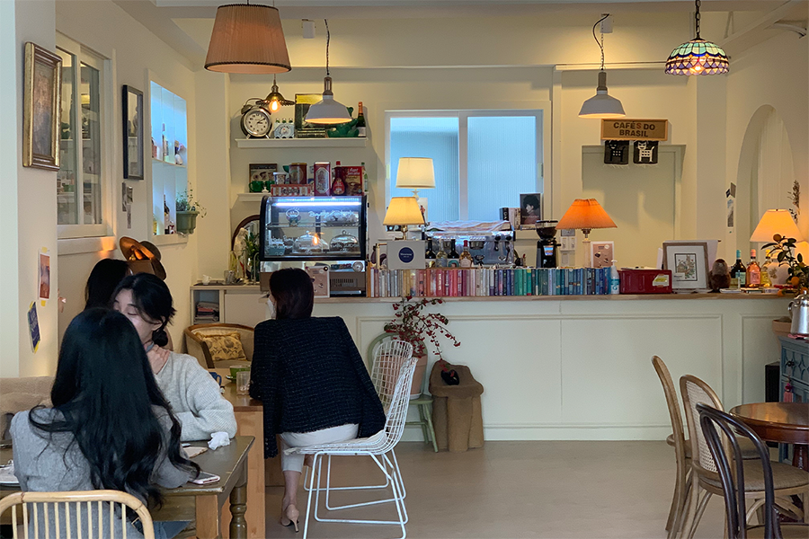 Riverway咖啡厅的室内布置，营造出舒适的用餐环境。