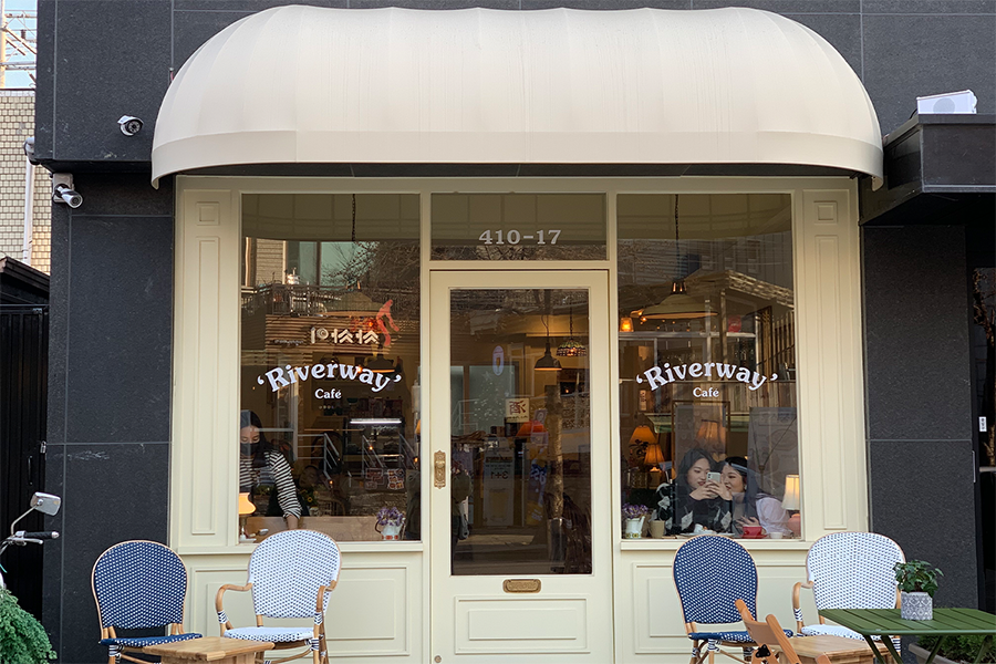 Riverway咖啡厅外观，带有温暖氛围的黄色建筑。