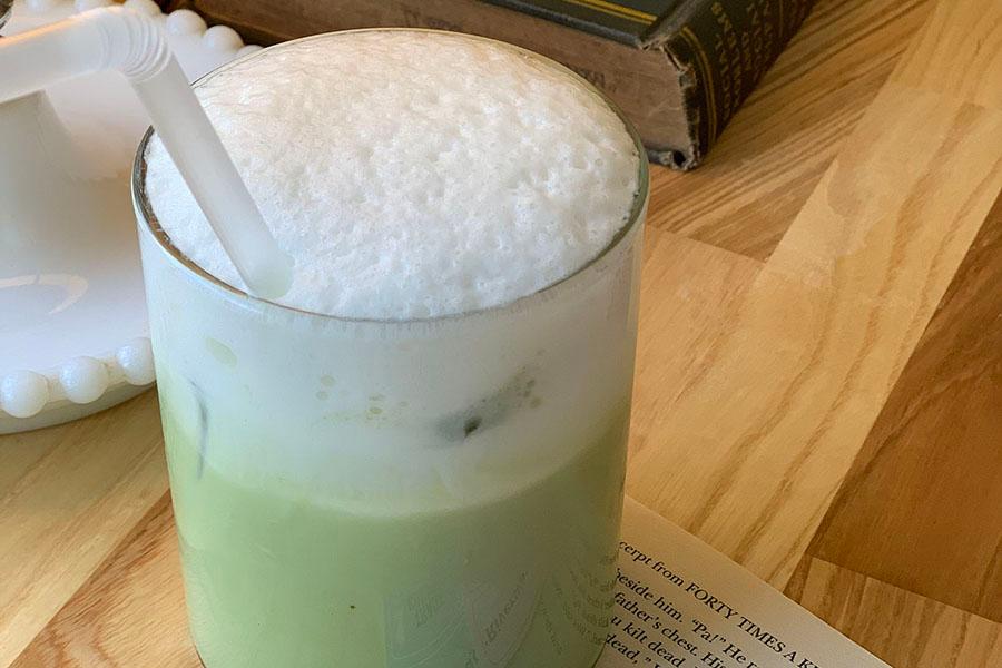 Riverway咖啡厅的有机燕麦碗搭配一杯抹茶拿铁，呈现清新自然的早餐体验。