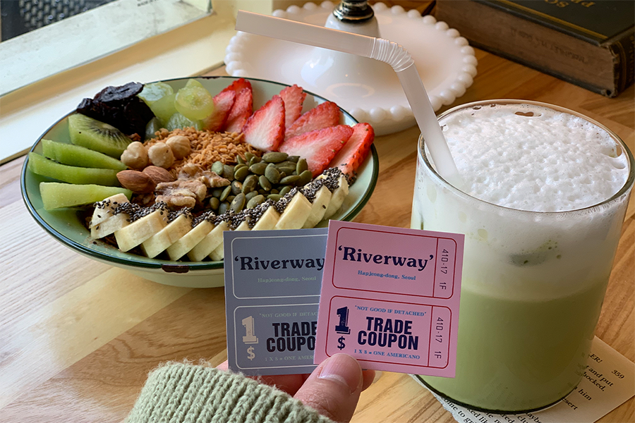 展示Riverway咖啡厅的优惠券，与美味餐点一同呈现。