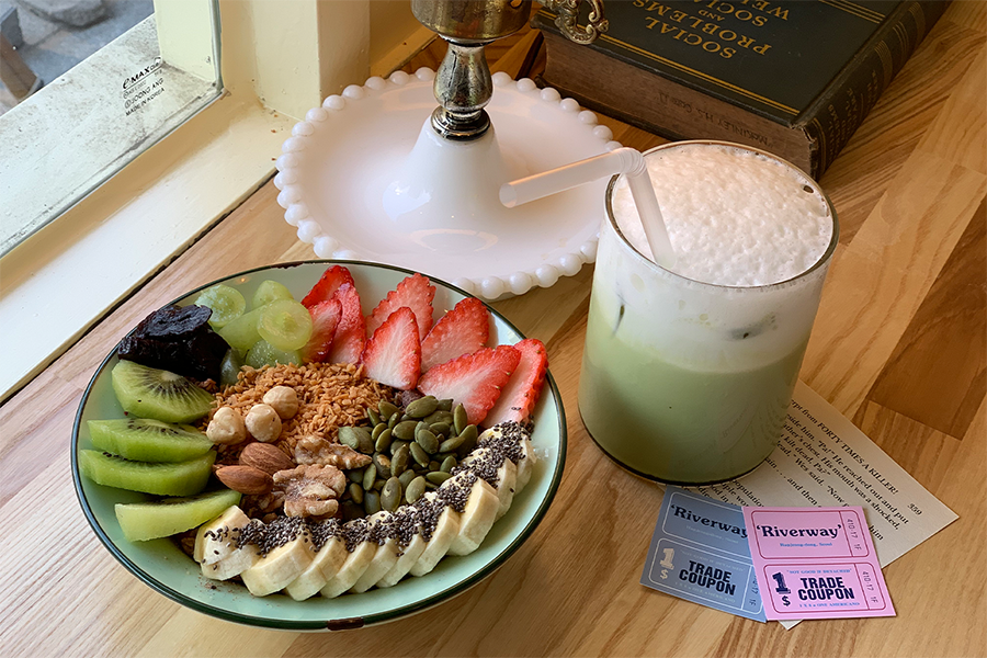 Riverway咖啡厅的有机燕麦碗和绿茶拿铁，健康可口的选择。