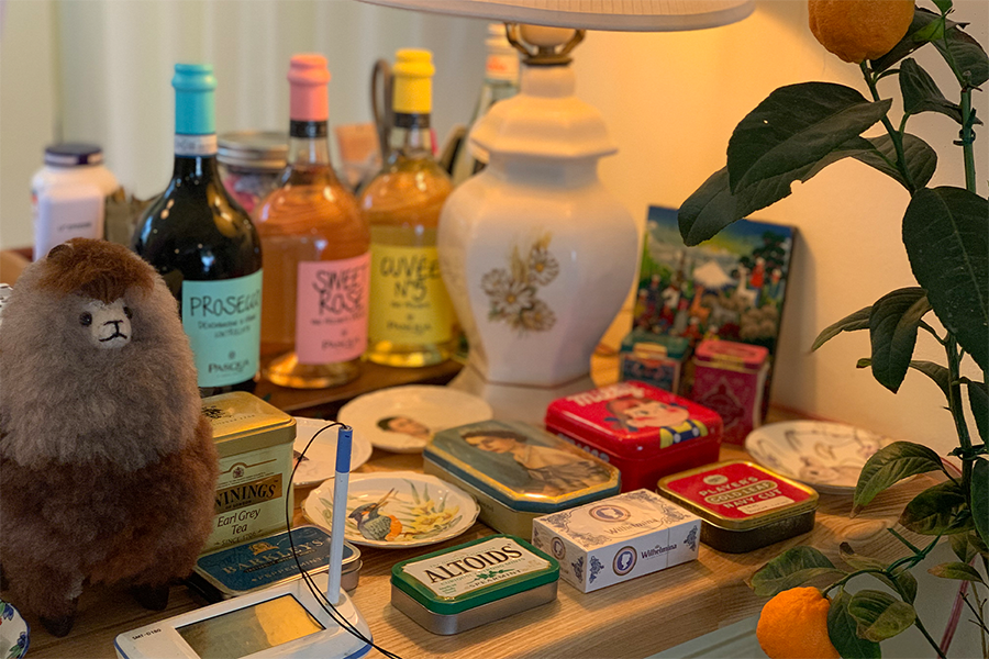 摆放在Riverway咖啡厅的各种装饰和纪念品，增添了些许感性的氛围。